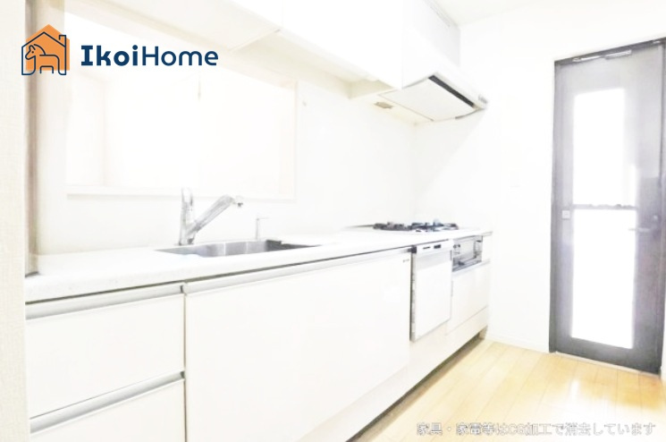 神戸市西区有瀬　中古戸建のキッチン|●年中無休：当日予約可●キッチンには勝手口がございますのでゴミ出しも楽ちんです！