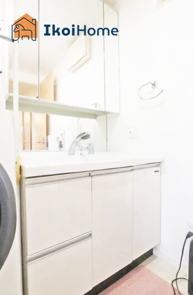 神戸市西区有瀬　中古戸建の洗面所|●年中無休：当日予約可●洗面台はお化粧をする時に便利な３面鏡。下には収納もございます！