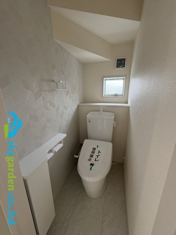 茅ヶ崎市萩園第2　新築戸建　全3棟1号棟のトイレ|清潔感のあるトイレです