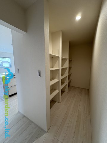 茅ヶ崎市萩園第2　新築戸建　全3棟1号棟の収納|キッチン後ろにパントリー
