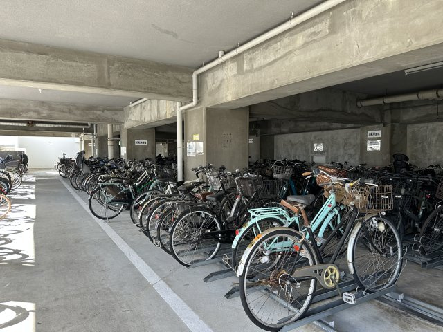 朝霧パーク・ホームズの駐車場