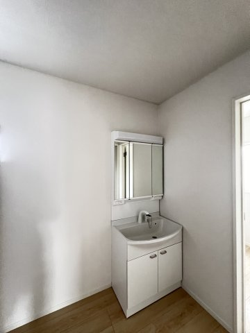 橿原市土橋町第４　全1棟の独立洗面台|使いやすい三面鏡付き洗面化粧台