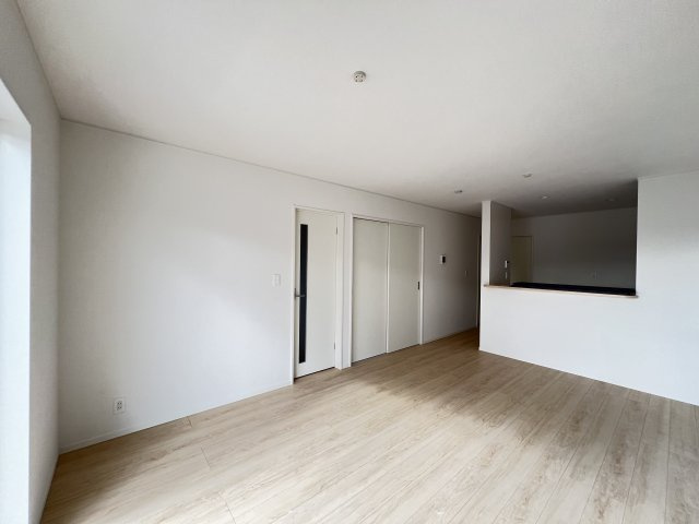 橿原市土橋町第４　全1棟の居間・リビング|ホワイトを基調とした明るいLDK
