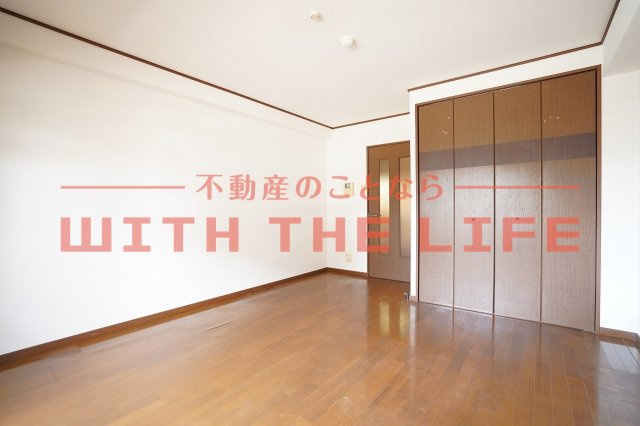 グリーン花水木II【キャッシュバック対象物件】の居間・リビング|明るい色調の室内です