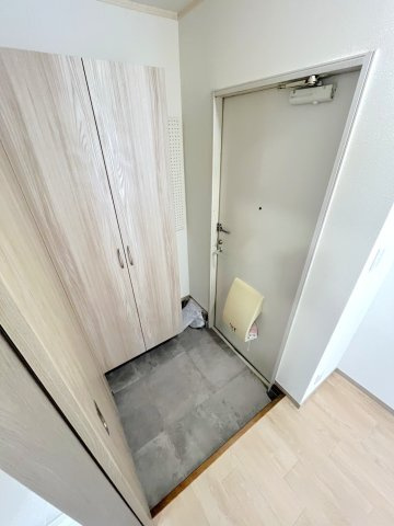 広島市安芸区矢野南５丁目のアパートの玄関