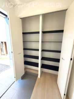 【玄関】 | 羽島市竹鼻町新築建売限定1邸！お車並列3台可能！広めのインナーバルコニーのあるお家！ | 羽島市竹鼻町新築建売限定1邸！お車並列3台可能！広めのインナーバルコニーのあるお家！