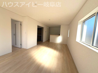 【居間・リビング】 | 羽島市竹鼻町新築建売限定1邸！お車並列3台可能！広めのインナーバルコニーのあるお家！ | 羽島市竹鼻町新築建売限定1邸！お車並列3台可能！広めのインナーバルコニーのあるお家！