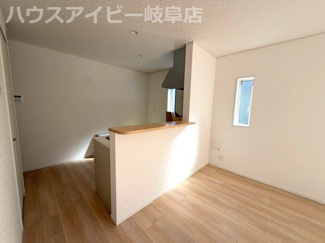 【居間・リビング】 | 羽島市竹鼻町新築建売限定1邸！お車並列3台可能！広めのインナーバルコニーのあるお家！ | 羽島市竹鼻町新築建売限定1邸！お車並列3台可能！広めのインナーバルコニーのあるお家！