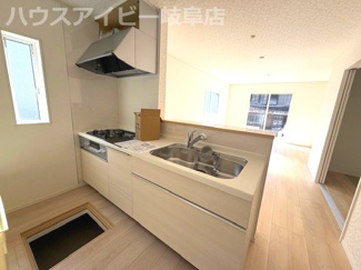 【キッチン】 | 羽島市竹鼻町新築建売限定1邸！お車並列3台可能！広めのインナーバルコニーのあるお家！ | 羽島市竹鼻町新築建売限定1邸！お車並列3台可能！広めのインナーバルコニーのあるお家！