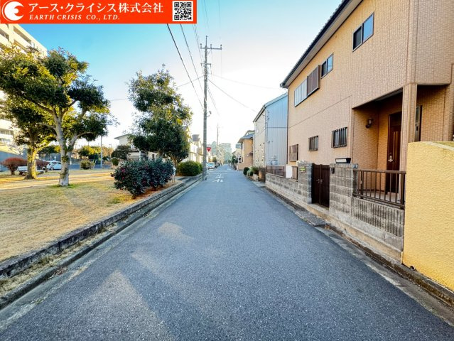 【前面道路含む現地写真】 | 流山市富士見台6期 | 新しい家が増えても、空の広さはそのまま。春には桜、夏には青空、秋にはやわらかな光。季節ごとに表情を変える街で、長く暮らせる安心を。