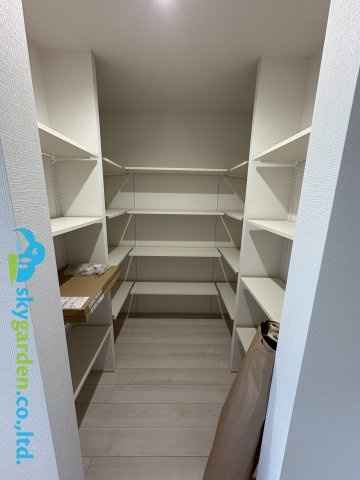 茅ヶ崎市萩園第2　新築戸建　全3棟2号棟の収納|キッチン後ろのパントリー
