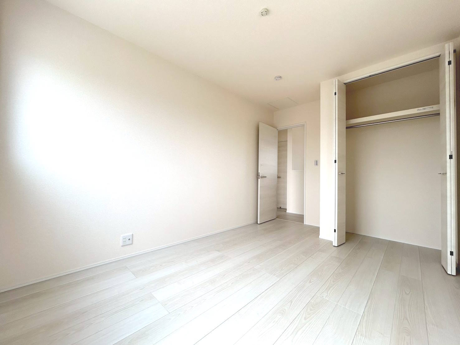 リーブルガーデン　一宮市萩原町第19　全3区画分譲の洋室|全居室にたっぷり収納できる大型クローゼット、居室部分の窓ガラスには間に空気層を設けたペアガラスを採用。
高い断熱性と共にガラス面の結露対策にも効果を発揮します。