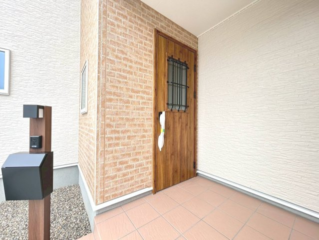 リーブルガーデン　一宮市萩原町第19　全3区画分譲の玄関|【ピッキング防止機能付き玄関ドア錠】玄関ドアの鍵は上下に２つあり、内側の下段は脱着サムターンキー。
鍵を不正に開錠されても、もう１つの鍵でピッキングを防ぎます。防犯性の高い仕様になっています。