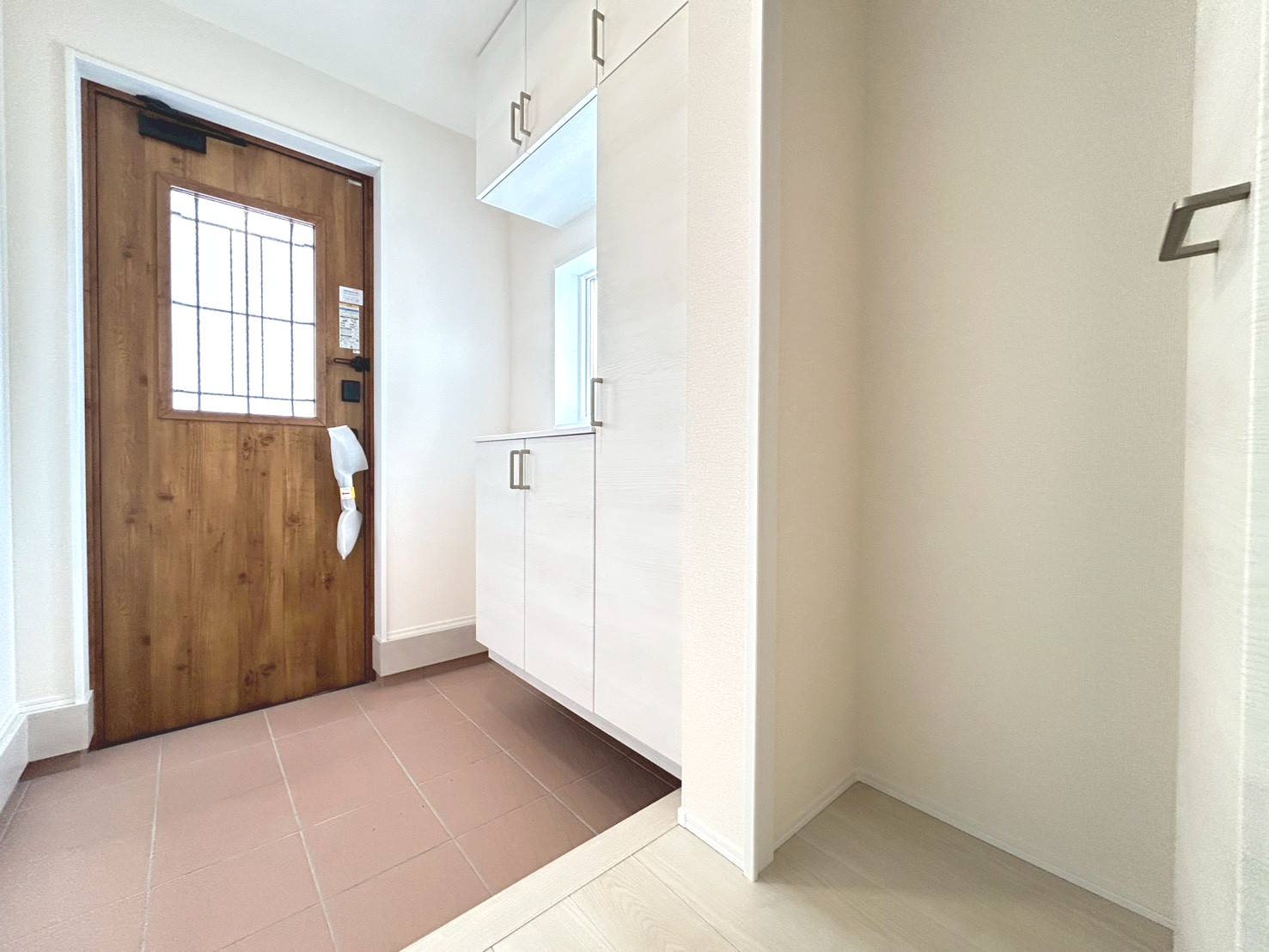 リーブルガーデン　一宮市萩原町第19　全3区画分譲の玄関|大容量のシューズ収納付きで玄関周りもすっきり！玄関ドアからの光が玄関ホールを明るくしてくれます。