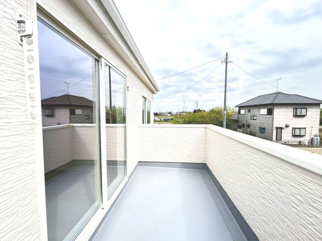 リーブルガーデン　一宮市萩原町第19　全3区画分譲のバルコニー|バルコニーは南向きで洗濯物もよく乾きます！強度と表面積硬度を持つFPRで防水しています。