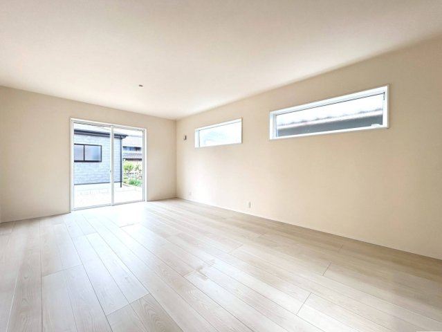 リーブルガーデン　一宮市萩原町第19　全3区画分譲の居間・リビング|明るい日差しをふんだんに取り込んだリビングダイニングは家族の笑顔につつまれた素敵な空間になります。
一建設の家は精度が高く丈夫な工法を採用し、「住宅トップランナー基準」に対応しています。