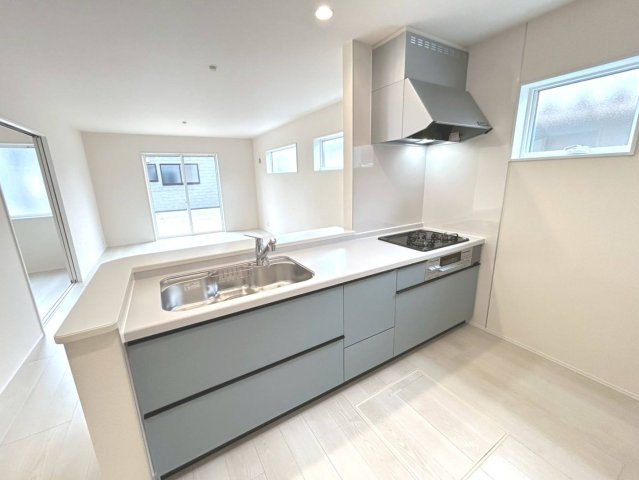 リーブルガーデン　一宮市萩原町第19　全3区画分譲のキッチン|機能的で手入れがしやすいシステムキッチンでお掃除も楽々。蛇口は浄水器内蔵型で節湯CI対応水栓です。　
人造大理石カウンターやキッチンパネルなど明るくきれいにお使いいただけます。