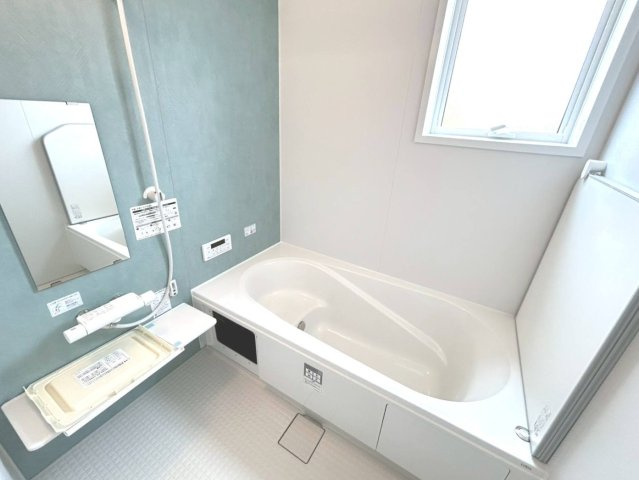 リーブルガーデン　一宮市萩原町第19　全3区画分譲の浴室|明るく清潔感がある浴室。浴槽は環境にやさしい節水タイプ。浴槽内ステップで半身浴、親子入浴も安心です。
洗い場の床は乾きやすく滑りにくい快適仕様、水はけが良くカビの発生を軽減できます。
