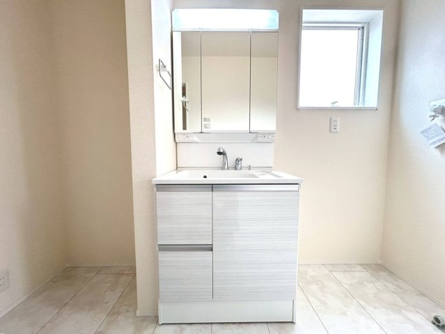 リーブルガーデン　一宮市萩原町第19　全3区画分譲の独立洗面台|洗面化粧台 幅 750mm、軽く割れにくい洗面ボールと場所をとらないコンパクト設計の本体キャビネットです。
ミラー扉の内側は全て収納スペースです。リフトアップシャワーを採用し両手が自由に使えます