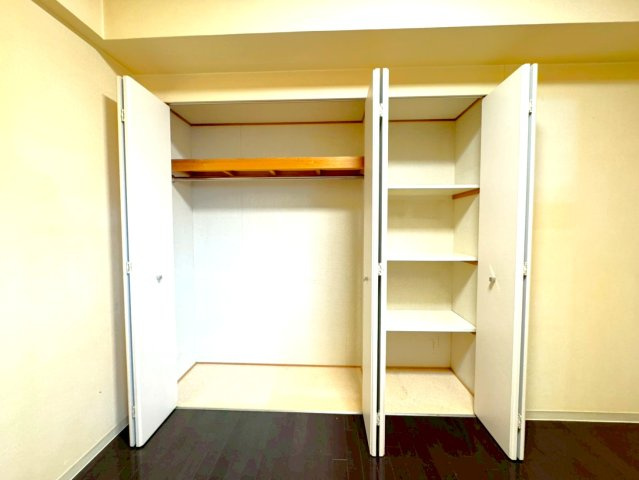 ◆京阪「伏見桃山」駅徒歩７分◆三方角住戸◆収納充実３LDK◆エスリード伏見桃山壱番館の収納|クローゼット（洋室５.２帖）