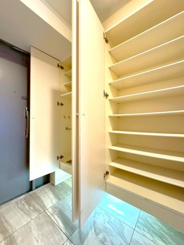 ◆京阪「伏見桃山」駅徒歩７分◆三方角住戸◆収納充実３LDK◆エスリード伏見桃山壱番館の玄関|玄関：シューズボックス