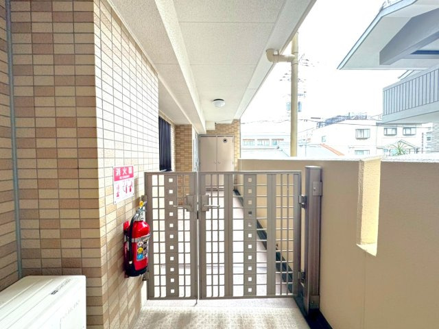 ◆京阪「伏見桃山」駅徒歩７分◆三方角住戸◆収納充実３LDK◆エスリード伏見桃山壱番館の玄関|玄関専用ポーチ