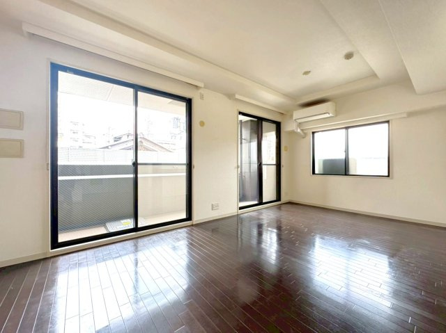 ◆京阪「伏見桃山」駅徒歩７分◆三方角住戸◆収納充実３LDK◆エスリード伏見桃山壱番館の居間・リビング|リビング（１８.８帖）