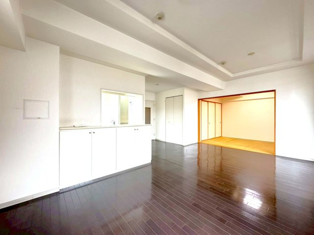 ◆京阪「伏見桃山」駅徒歩７分◆三方角住戸◆収納充実３LDK◆エスリード伏見桃山壱番館の居間・リビング|リビング（１８.８帖）