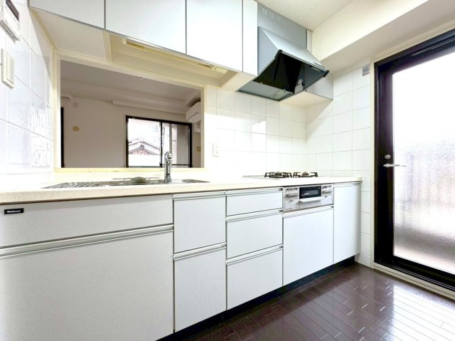 ◆京阪「伏見桃山」駅徒歩７分◆三方角住戸◆収納充実３LDK◆エスリード伏見桃山壱番館のキッチン|キッチン