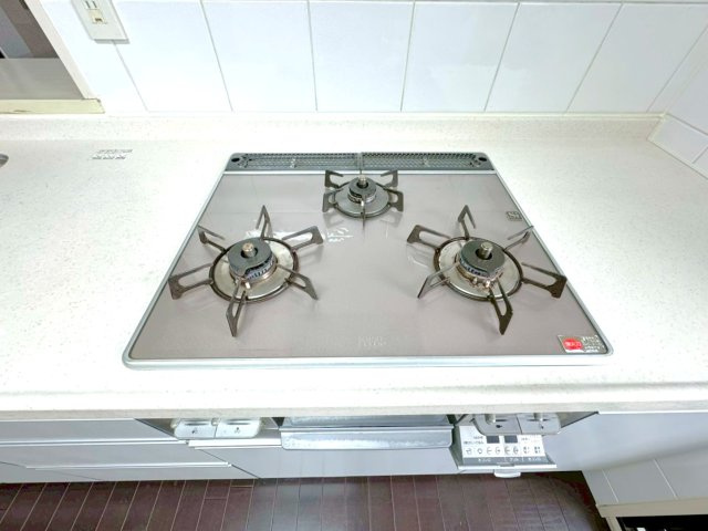 ◆京阪「伏見桃山」駅徒歩７分◆三方角住戸◆収納充実３LDK◆エスリード伏見桃山壱番館のキッチン|キッチン：コンロ