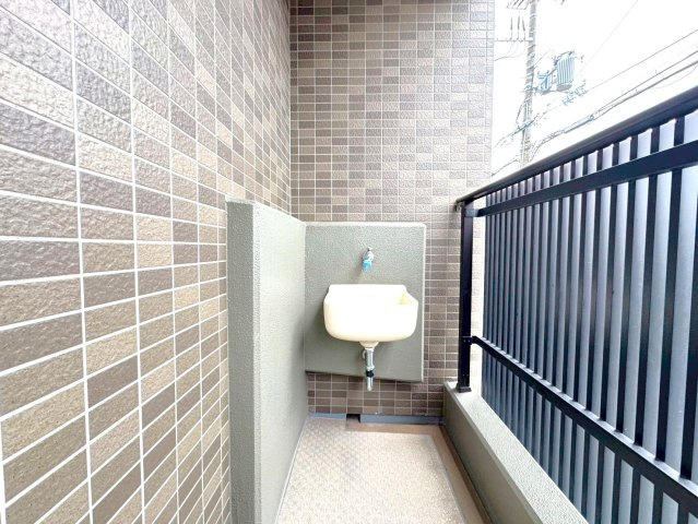 ◆京阪「伏見桃山」駅徒歩７分◆三方角住戸◆収納充実３LDK◆エスリード伏見桃山壱番館のバルコニー|キッチン側サービスバルコニー：スロップシンク