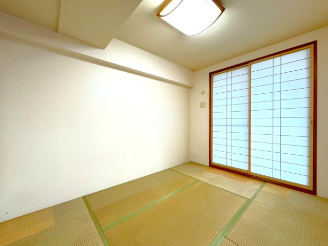◆京阪「伏見桃山」駅徒歩７分◆三方角住戸◆収納充実３LDK◆エスリード伏見桃山壱番館の和室|和室（6帖）