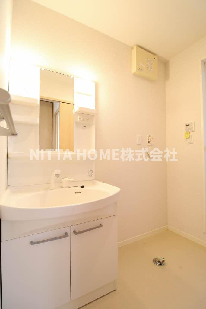 メゾンアークＡの洗面所|シャワー付き洗面台に室内洗濯機置場も設置済み＊