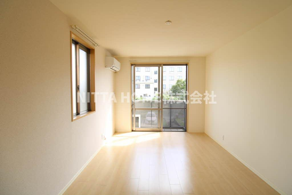 メゾンアークＡの洋室|南向きの明るい室内です!(^^)!