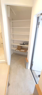 【玄関】 | 昭島市東町４丁目　仲介手数料無料 | たっぷり入るシューズインクローゼット付