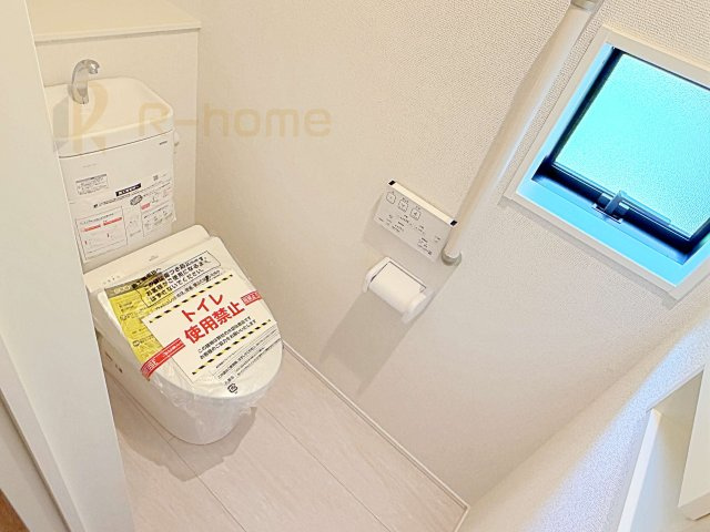 流山市名都借5期　新築戸建て　1号棟のトイレ|温水洗浄便座付きのトイレ。
トイレが２ヵ所設置で朝の忙しい時間でも安心です。