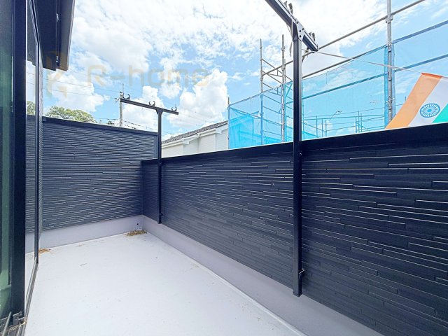 流山市名都借5期　新築戸建て　1号棟のバルコニー|お布団やラグなどの大きな物も干しやすい広々としたバルコニー！