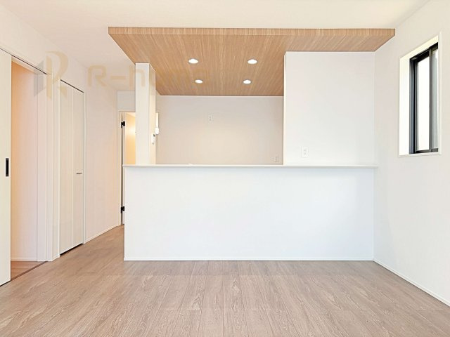 流山市名都借5期　新築戸建て　1号棟のキッチン|リビングで遊ぶお子様にも目が届くカウンターキッチン！