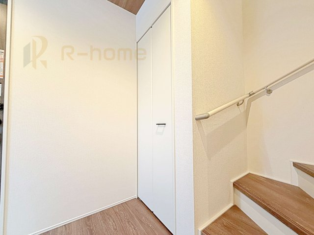 流山市名都借5期　新築戸建て　1号棟の収納|掃除用具などの収納に便利なホール収納！
