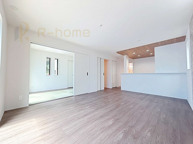 流山市名都借5期　新築戸建て　1号棟の居間・リビング|広くて明るいＬＤＫ♪ ゆったりくつろげるリビングスペースで、ご家族皆様の笑顔が溢れます。