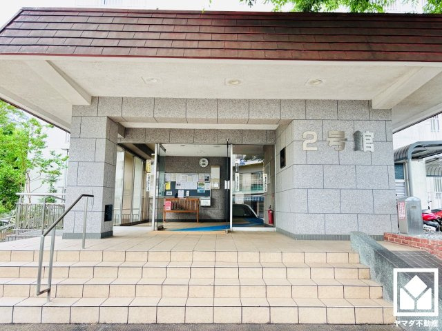 桂川ハイツ２号館のエントランス