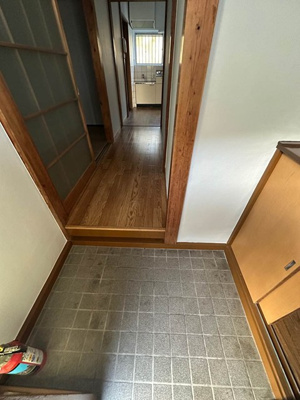 【展望】 | 小山貸家2 | 玄関から室内への景観です！左手に洋室4.5帖のお部屋、正面にキッチンがあります♪