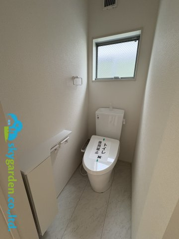 茅ヶ崎市萩園第2　新築戸建　全3棟3号棟のトイレ|2階のトイレ