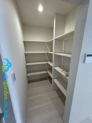 茅ヶ崎市萩園第2　新築戸建　全3棟3号棟の収納|キッチン横のパントリー