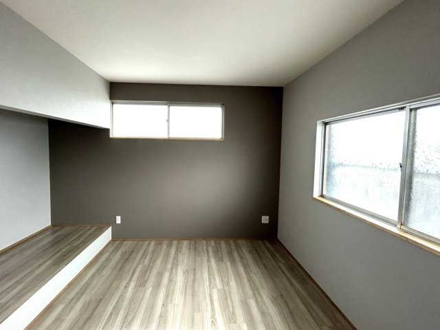 宇高町５丁目　中古住宅の洋室