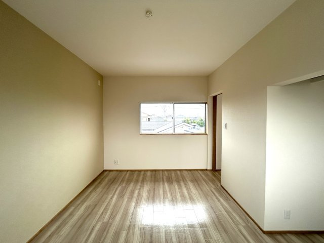 宇高町５丁目　中古住宅の洋室