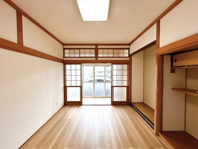 宇高町５丁目　中古住宅の洋室