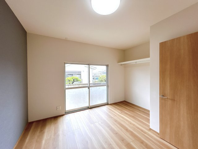 宇高町５丁目　中古住宅の洋室