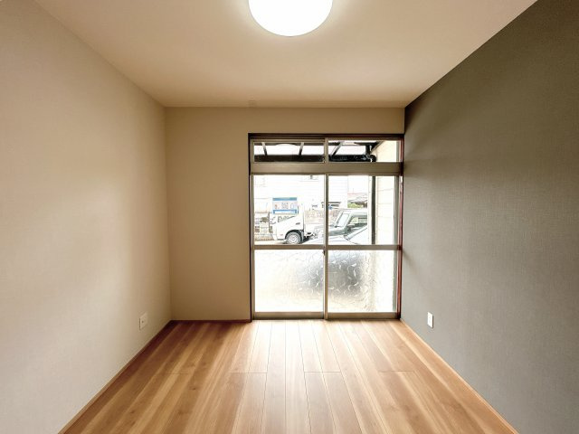 宇高町５丁目　中古住宅の洋室