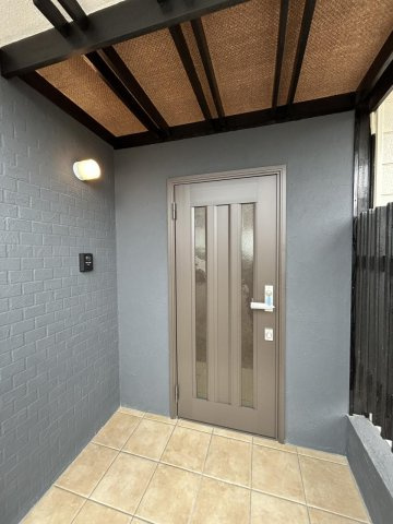 宇高町５丁目　中古住宅の玄関